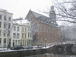 300px-Academiegebouw_Universiteit_Leiden